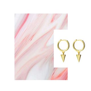 ¡Nada nos gusta más que deslumbrar con pequeños complementos, como nuestros Aritos Cono! Fabricados en plata 925 y bañados en oro de 18K · Shop now 🔛 www.tabitajewels.com
.
.
#Tabita #Tabitajewels #oro #disenodejoyas #finejewellery #jewels #regalo #shopping #moda #hechoamano #estilo #bisuteria #joyas #complementos #madeinspain #fashion #earrings #joyasquemolan #tabitagirls #inspo