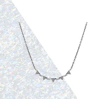 ¡Lo sabemos! A los Reyes Magos les has pedido nuestro súper collar de banderines. Nos encanta porque es perfecto para combinar, simple y muy elegante. ¡Una elección buenísima!
.
.
#Tabita #Tabitajewels #oro #disenodejoyas #finejewellery #jewels #regalo #shopping #moda #hechoamano #estilo #bisuteria #joyas #complementos #madeinspain #fashion #earrings #joyasquemolan #tabitagirls #inspo