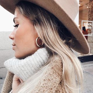 La influencer @beafernandezp no lo duda, los aritos enroscados son ideales para darle a cualquier look el toque perfecto. ¿Y tú? ¿Ya los tienes?
.
.
#Tabita #Tabitajewels #oro #disenodejoyas #finejewellery #jewels #regalo #shopping #moda #hechoamano #estilo #bisuteria #joyas #complementos #madeinspain #fashion #earrings #joyasquemolan #tabitagirls #inspo